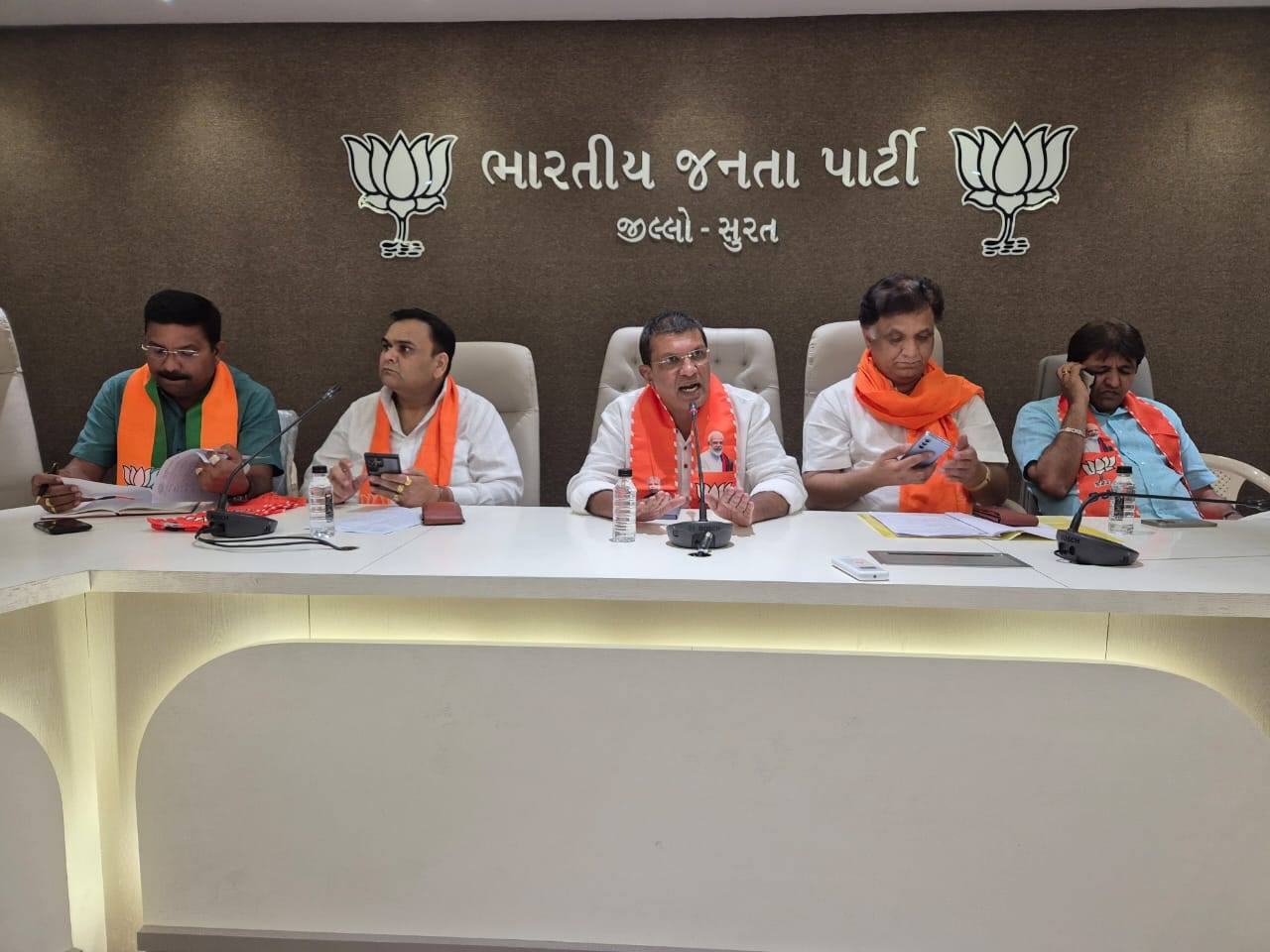 તા.૦૩-૦૪-૨૦૨૫ ના રોજ સુરત જિલ્લા ભારતીય જનતા પાર્ટી દ્વારા શ્રી કમલમ સુરત જિલ્લા મધ્યસ્થ કાર્યાલય બારડોલી ખાતે ૬ એપ્રિલ ભા.જ.પા સ્થાપના દિવસ અંતર્ગત વિવિધ કાર્યક્રમોના સંદર્ભમાં એક અગત્યની બેઠક મળી.